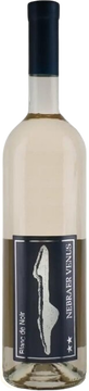 Dieser feinherbe Blanc de Noir aus Trauben unseres Cabernet Cortis begeistert durch Aromen von schwarzen Kirschen, Cassis und exotischen Früchten ideal zu leichten Speisen und gut temperiert als Sommerwein auf Ihrer Terrasse.