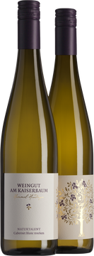 Feine, sehr erfrischend-fruchtige und "grüne" Aromatik, die dem Sauvignon blanc ähnelt. Cabernet blanc ist eine pilzwiderstandsfähige Rebsorte, gekreuzt in der Schweiz, und wurde 2011 unter dem Status des Versuchsanbaus im Weingut am Kaiserbaum angepflanzt. Durch die Eigenschaften dieser Rebe verbindet sich ein sehr spannender Weintyp mit naturnahem Anbau, wie ihn Familie Hundinger betreibt.