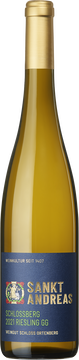 St. Andreas Riesling GG Schlossberg trocken 2021

Dieser Wein stammt aus unserer besten Weinbergslage, dem Schlossberg. Diese umfasst, wie der Name unschwer vermuten lässt, die majestätische Anlage von Schloss Ortenberg. Diese liegt auf einem Bergsporn aus Granit, der zugleich der karge Boden ist, auf dem unsere Reben wachsen. Diese Erhebung bildet einen exponierten Übergang vom kühlen Schwarzwald in den warmen Oberrheingraben. Dieses besondere Kleinklima und die über 50 % steilen Weinberge, welche sich wie ein Amphitheater nach Süden öffnen ergeben besonders günstige Bedingungen für die Erzeugung von aromatischen Spitzenweinen.
In der Nase zeigt dieser Riesling zunächst Ananas in schönster Form. Dann ganz viel Sauerklee, Lemoncurd, Zitronenquark. Die ausgeprägte Frucht trägt die markante Säure. Am Gaumen ist dieser Wein einnehmend und lang. Ein Spiel von einer dienenden Fruchtsüße balanciert die frische Säure. Man hat sofort die Vorstellung, in eine perfekt reife gelbe Steinobstfrucht zu beißen.