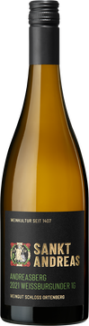 St. Andreas Weissburgunder 1G Andreasberg trocken 2021
Dieser Wein stammt aus unserer Monopollage Andreasberg. Diese liegt direkt oberhalb des Weingutes und wird durch uns bereits seit dem 15. Jahrhundert bewirtschaftet. In der vom Schwarzwald umgebenen Südwestlage wachsen die Reben auf Granitverwitterungsböden. Dieser Weißburgunder ist typisch weinig, würzig, steinig und er verleugnet seine Herkunft nicht. Granitverwitterung mit Feinerde und höherem Kalkanteil gibt den Burgunderweinen ganz viel Struktur und Rasse. Der Weissburgunder ist klar definiert und geradlinig in der Nase. Sogar feine Limettentöne kommen zum Tragen. Am Gaumen umschmeichelt er durch den Ausbau im großem Holzfass die Zunge. Brotkruste und dann ganz viel Orangenzeste und ein Hauch Fenchelsaat. Der Wein zeigt eine Cremigkeit und Frische zugleich. Vergoren wurde der Wein im 1200l Holzfass aus Spessarteiche. Ein präziser trockener Weisswein, der geradezu nach gutem Essen verlangt.