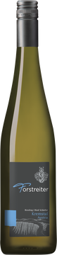 Die Lage kommt in Gestalt heller, mineralischer Noten zum Ausdruck; elegante, fast grazile Frucht, lebendig, feine Säurestruktur, wiederum bodenstämmige Noten, führt die feine Klinge und hat trotzdem Grip. Riesling zum Knabbern. Macht Spaß!
Stahltank, ca. 3 Monate auf der Feinhefe
