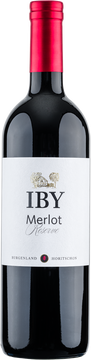 Dunkles Rubingranat mit dunklem Kern, violette, jugendliche Purpurreflexe am Rand. Typische Merlot-
Nase nach reifen dunklen Beeren, wie Brombeeren und Johannesbeere sowie dezente Kräuterwürze. Trocken mit milder Säure, kräftiger Körper mit schöner Fülle. Kirschen und Weichsel sowie Johannisbeere am Gaumen, dazu Anklänge von getrockneten Kräutern, dezente Kokos- und Kakaonoten. Perfekt integrierter Holzeinsatz, bereits in der Jugend wunderbar eingebunden. Sehr reife und weiche Tannine verleihen dem Wein ein langes, elegantes Finish