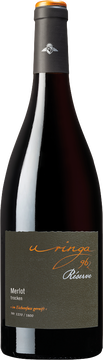 Kräftiges. tiefdunkles Rot. Sehr intensive und präsente Aromen von frischem Lorbeer, leichtem Caramel, würziger Hagebutte und Orangenschale. Am Gaumen zeigt der Wein eine äußerst gute Grundstruktur. Im Auftakt feine Vanille- und Lakritzaromen,
die die Reifezeit im Barriquefaß in 1. und 2. Belegung anzeigen. Die reifen Gerbstoffnoten sind sehr markant und stabil. Sie verhüllen noch etwas die Aromen von Orangenschale, reifem Kirschsaft und feinem Zimt. Der ganze
Gaumeneindruck ist sehr stabil und lange anhaltend. So stellt sich dieser Merlot mit außergewöhnlichem Reifepotential und sehr hoher Komplexität dar.
Idealer Wein zu dunklem Fleisch wie z. B. Wild oder Rind und zu Hartkäse.
