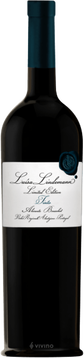 Dieser tiefschwarze Wein präsentiert sich bereits in der Nase opulent, mit viel dunklen Beeren. Am Gaumen wiederholt sich der erste Eindruck, dazu kommt ein Hauch Zartbitterschokolade gepaart mit würzigen Noten. Alles zusammen führen zu einem unvergesslichen Geschmackserlebnis mit einem langen komplexen Finale.