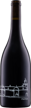 Vinifikation Famos Pinot Noir
Gibt es den perfekten Wein, das perfekte Weinjahr? Sehr selten kommt dies vor und wenn dann ist das einfach famos! Famos wie alles ineinander greift, sich reimt, harmonisch beisammen ist, was zusammengehört und aufs Maximum reduziert. Den einen Rebberg, der dafür in Frage kommt, behalten wir besonders im Auge. Es ist unsere einzige Hanglage, und die Rebstöcke sind bereits über 60 Jahre alt. Altersweise begnügen sie sich mit wenigen Trauben, die eine dicke Beerenhaut haben und wenig Saft bringen. Hier ist der Wein bereits am Stock zu einem wunderbaren Konzentrat gereift, das bei der spontanen Gärung im Keller nur nach Geduld und Fürsorge verlangt, bevor die 18-monatige Reifung in neuen Barriques aus Frankreich beginnen kann.
Diese Parzelle ist nicht sehr gross, der Ertrag klein und das perfekte Jahr selten – so ist der Famos Pinot Noir leider nur sehr begrenzt verfügbar.

Üppige Würzigkeit, gepaart mit feinen dunklen Fruchtaromen, schwarze Schokolade und schwarzer Pfeffer schmeich