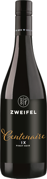 Klassische Maischegärung mit anschliessenden Ausbau in Barriques aus Schweizer, französischem und amerikanischem Holz. Dichtes Granat, Kaffee, Schoggi, Brombeeren, intensiv, dicht, satt, wuchtig, Powerhouse mit grossem Potential.