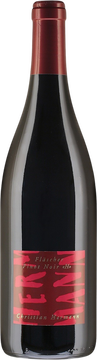 Pinot Noir "H" grossteils aus der Lage Strittaberg, filgran und trotzdem lange anhaltend. Ausgebaut mit 70% Neuholzanteil.