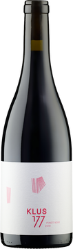 Degustation: 

frische, knackige Himbeere; direkt vibrierend auf der Zunge, leichte herbe Waldfrüchte, angenehm würzige Barriquenote

Weinberg:

ca. 30- 40 Jahre alte Pinot Noir Reben, teilweise in Steillage

Speisenempfehlungen:

Kalbsleber, Gemüsegratin

Vinifikation:

frühe Lese um natürliche Frische und Leichtigkeit zu erhalten,
4 Wochen spontane Maischegärung in 6hl Buckets, 
keine oenologischen Hilfsmittel, 
6 Monate in Edelstahltank und zu ca. 50 % in gebrauchten Barriques auf der Feinhefe,
spontaner biologischer Säureabbau (malolaktische Gärung),
Filtration kurz vor Abfüllung, mit <20mg/l freiem Schwefel abgefüllt