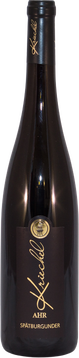 Im Glas zeigt dieser Spätburgunder ein helles rubinrot. Der Wein ist stark geprägt durch den Schieferboden seiner Lage. Trotz seiner Kraft besitzt er eine enorme Eleganz. Er ist ein sehr facettenreicher Burgunder, mit einem Duft von Roter Kirsche und Blaubeere sowie
kräutrigen Noten wie getrockneten Weinbergkräutern. Röstaromen begleiten die ausgeprägten Pinot Noir-Noten mit kräuterigen, eher seltener balsamischer Würze wie Eukalyptus und einer wunderbaren Mineralität und Finesse.
