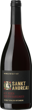 St. Andreas Spätburgunder QbA Alte Reben trocken 2020

Die Trauben für diesen Wein stammen aus unseren ältesten Spätburgunderanlagen mit einem Alter von 40 Jahren.

Dieser animierende Rotwein ist noch nicht als Lagenwein klassifiziert, ist aber auf dem besten Weg in eine Ortenauer Klassifizierung. Denn eines ist sicher, Spätburgunder vom Granit ist ein Unikat und die Ortenau ist erkennbare Herkunft im Glas. Der Wein ist im großen Holz gereift. Die Farbe ist brillant. Am Gaumen kommt ganz viel würzige Spätburgunderfrucht und feines Speckbrot, Holzofenbrotkruste. Die Säure ist präsent und der Burgunder zeigt feine balsamische Töne, Marascino-Kirsche, Johannisbeergelée und ein Hauch Liebstöckel. Der Wein ist zutraulich mit einer feinen Pfeffernote und einem Hauch Lakritz.