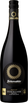 Opulent und reif im Duft. Die Nase zeigt Aromen von jungem Port mit reifer Frucht und Vanille. Am Gaumen mit viel Substanz und lebendiger Säure und Kräuterwürze. Ein Wein, an dem man sich wärmen kann.
Hervorragend zu Wild und kräftigen Fleischgerichten. Ideal auch zu Käse.
