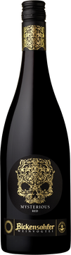 Rebzüchtung aus dem Burgund. Auf schwarzem Vulkanboden gewachsen. Salzig. Noten von Kräutern und Wildkirsche. Elegant, mit starkem Säurerückgrad. 
Zu Wild und kräftigen Fleischgerichten. Hervorragend auch zu Käse.