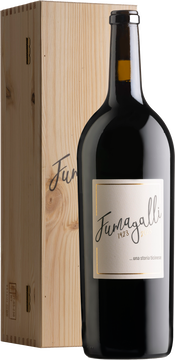 Es ist ein einzigartiger Wein, der das hundertjährige Jubiläum unseres Weinkellers unterstreichen soll. Es ist das Ergebnis eine „Assemblage“ von Trauben, die speziell für die Herstellung dieser Cuvée ausgewählt wurden. Die Gärung und anschließende lange Mazeration erfolgte in Stahltanks. Anschließend wurde der Wein in Barriques aufbewahrt, wo er dreißig Monate lang reifte, gefolgt von einer weiteren sechsmonatigen Verfeinerung in der Flasche.
Es hat eine intensive und brillante rubinrote Farbe mit violetten Reflexen. Die Nase ist sehr komplex, mit Anklängen an rote Früchte mit Noten von Schwarzkirschen, Pflaumen und Brombeeren. Die lange Reifung im Holz verleiht ihm besonders angenehme und gut integrierte würzige und balsamische Noten. Am Gaumen ist er breit und reichhaltig. Die Tannine sind gut präsent, aber seidig und verleihen ihm Tiefe und Noblesse. Im langen Abgang kommen die in der Nase wahrgenommenen Aromen deutlich zum Vorschein. Passt zu allen Arten von rotem Fleisch und Wild, aber auch zu gereiftem