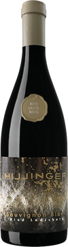 Im Glas präsentiert sich der Sauvignon Blanc Ried Ladisberg mit satter, goldgelber Farbe mit zarten, grünen Reflexen.
Die Nase zeigt ein vielfältiges Aromenspiel nach Stachelbeere, Maracuja und Anklängen nach Brennnessel und Feuerstein.
Am Gaumen spiegeln sich diese Aromen, getragen von der feingliedrigen Mineralik des Kalkbodens, wieder.
Unterstützt von einer feinen Säurestruktur, hallt der Eindruck des Weines lange noch am Gaumen nach.