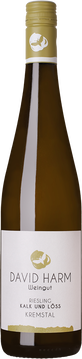 Kalkreiches Konglomeratgestein & sandiger Lössboden prägen die mineralische Struktur dieses Rieslings. Saftiger Pfirsich in der Nase, Marille am Gaumen, vollmundig im Abgang.