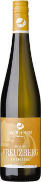 Direkt unter der Hollenburger Wetterkreuzkirche liegt der Kreuzberg.  Der rote, kalkreiche Konglomerat sorgt für eine unverkennbare Lagen- aromatik. Dieser Riesling spricht alle Geschmacksknospen an und ist ein Garant für ein facettenreiches und anregendes Trinkvergnügen.