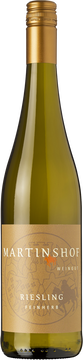 Der Begleiter
Als authentischer Riesling bringt er eine erfrischende Säure mit, die in leicht süße Pfirsich- und Citrusaromen eingebunden ist. Diese ausgewogene Kombination macht ihn zu einem empathischen, anpassungsfähigen und gleichzeitig interessanten Begleiter.