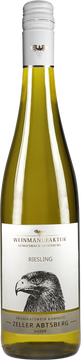 Wenn man in diesen Riesling riecht, zeigt sich auffallend ein zarter Duft von Quitte untermalt mit feinen Zitrusnoten. Die knackige Säure ist harmonisch eingebettet in eine feine Fruchtsüße. Dadurch tritt dieser Riesling sehr elegant und stimmig auf.