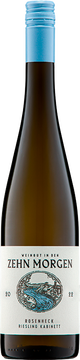 Die Rieslingtrauben wurden von Hand gelesen und in kleinen Gebinden ins Weingut gebracht, wo eine Ganztraubenpressung vorgenommen wurde. Der Riesling wurde anschließend im Edelstahl spontan vergoren, um dann zunächst auf der Vollhefe und später auf der Feinhefe im Edelstahl zu reifen.

Der hellgelbe Kreuznacher Rosenheck Riesling Kabinett 2022 duftet fein und lebendig. Im Vordergrund stehen Noten von einem saftigen Granny-Smith-Apfel und von reifen Zitronen. Die kühle Frucht wird begleitet von zarten weißen Blüten, Kräutern und mineralischen Noten.

Am Gaumen ist dieser Kabinett überaus lebendig und genau austariert zwischen Fruchtsüße und einer druckvollen zitrischen Säure. Auch hier ist der Riesling hell und klar mit seinen Aromen von gelbem und grünem Kernobst, Steinobst und Zitronen. Die gleichzeitige Präsenz von Süße, Säure und Salzigkeit sorgt beim Rosenheck für einen hohen Trinkfluss, der durch die große Saftigkeit im Finale noch verstärkt wird.