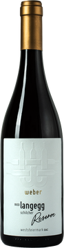 Hochreife Traube aus der kargsten Schieferparzelle und den ältesten Reben aus der Top Riede Langegg wurden für diesen Wein gekeltert. 

Über 18 Monate in neuen und gebrauchten Eichenfässern durfte dieser Wein bis zu seinem Maximum heran reifen und verspricht absolute Langlebigkeit!

 

Ein Schilcher welcher an Eleganz, feingliedrigkeit und Ausdrucksstärke seines gleichen sucht.

 

 

Ein Schilcher, welcher die Top-Lage Langegg zu 100% wiederspiegelt.