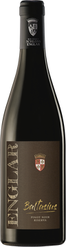 Im Glas präsentiert sich ein sattes Rubinrot. Das fruchtige komplexe Bouquet erinnert an Kirsche, Preiselbeere und Waldfrüchte. Am Gaumen zeigt sich der Wein weich und elegant mit feinen natürlichen Tanninen und einer angeneh¬men Fruchtsüße. Der Abgang ist lang und intensiv.