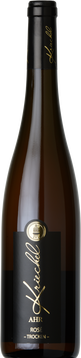 Mit seiner dunklen, rosė Farbe von hochreifen Trauben,
errinert dieser Wein schon fast an einen Rotwein.
15 Monate in französischer Eiche und im Holzfass vergoren,
schenken diesem Wein seinen Schmelz und seine Mineralik.
Ein aussergewöhnlicher Wein für aussergewöhnliche Momente.