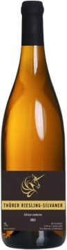Der Thürer Riesling - Silvaner - der blumige Weißwein aus dem Thürer Weinsortiment. Er besticht durch seine typische goldgelbe Farbe. Dieser Riesling - Silvaner hat einen herrlichen Duft nach feinen Muskataromen und Litschi. Im Gaumen besitzt er eine angenehme Säure mit einem eleganten, weichen und harmonischen Abgang.