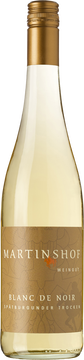 Der Goldfarbene
Weiß aus roten Trauben!
Mit seiner fast goldenen Farbe ist er im Glas ein echter Hingucker.
Die Nase und der Gaumen bekommen erfrischende Zitrusnoten. Ein idealer Begleiter an warmen Sommertagen.
Er kann leichte Sommersalate und Fischgerichte sehr gut begleiten.