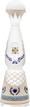 Die exquisite Fabel der Agave. Clase Azul Añejo ist der Beweis dafür, dass die besten Dinge im Leben Zeit brauchen. Sein Geschmack und sein Dekanter sind eine Hommage an die indigene Kultur der Mazahua. Seine intensive Bernsteinfarbe und komplexe Aromatik sind das Ergebnis einer 25-monatigen Reise in amerikanischen Whiskyfässern.
Clase Azul Añejo vereint Kunst, Geschichte und Tequila von höchster Qualität und symbolisiert einen Ausdruck der Ehrerbietung an die mexikanische Kultur.