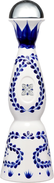Signature Handwerkskunst. Clase Azul Reposado ist ein Symbol der mexikanischen Tradition und Kultur. Nach dem langsamen Kochen der Blue Weber-Agave entsteht ein außergewöhnlich milder Tequila, der als einer der besten Reposados der Welt gilt.


Das traditionelle, gefiederte Farbdesign des Dekanters und seine charakteristische kobaltblaue Farbe machen ihn zu einer wahren Ikone der Clase Azul Familie.