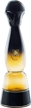 Taste the Sunset. Eine einzigartige Kombination aus Clase Azul Plata, einem speziellen Reposado und Extra Aged Tequila, gegossen in eine schimmernde Glaskaraffe mit nachtfarbenem Keramiksockel - nachempfunden der Verschmelzung von Dunkelheit und Licht im mexikanischen Abendhimmel.