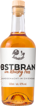 Dieser exklusiver Obstbrand im Whiskyfass besteht aus fünf verschiedenen Obstsorten. Die Obstbrände aus Apfel, Birne, Zwetschge, Marille und Quitte werden gemeinsam für ein halbes Jahr in einem gebrauchten Whiskyfass der Destillerie Laphroaig ausgebaut. Durch die lange Lagerung verbinden sich die verschiedenen Fruchtnoten mit den kräftigen Rauch- und Torfaromen des Holzfasses. Wir haben uns bewusst für ein Laphroaigfass entschieden, da wir diese kräftigen Aromen mit fruchtig-zarten Obstbränden kombinieren wollten. So entstand einer unserer exklusivsten Brände, welcher Whiskytrinker sowie Obstbrandfans begeistert.