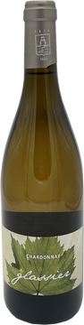 Unser Chardonnay wächst in der Lage „Glassier“, wie beim Weissburgunder wachsen die Reben auf einen Kalk-Sand- und Porphyr Boden welcher sich aus Verwitterung der nahegelegenen Hänge und einer Überschwemmung des „Trudner Baches“ zusammensetzt.

Im Hausanger finden die Trauben dieser Sorte sehr gute Voraussetzungen zu seiner vollen Entfaltung. Die Reife erreicht der Chardonnay gegen den 15. September. Die Trauben werden sofort abgepresst und nach einer nächtlichen Klärung in Barriques vergoren.

Nach der Gärung werden die Barriques gereinigt und so für den Säureabbau vorbereitet. Eine Lagerung auf den Feinhefen findet wiederum in den Holzfässern statt und einmal alle zwei Wochen werden diese zur Verbesserung der Struktur und des Aromas aufgerührt.

Nach insgesamt bis zu 12 Monaten im Holz wird der Chardonnay abgefüllt