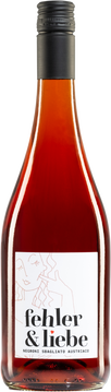 Fehler & Liebe. Unsere Interpretation des weltberühmten Negroni Sbagliato - mit österreichischem Qualitätswein, statt Prosecco, Wermut & Campari Bitter. Feinperliger Sprudel und bittersüße Noten sorgen für den perfekten Aperitivo Moment.