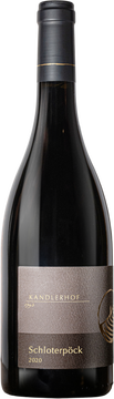 Unsere St. Magdalener Selektion ist eine modernere Interpretation des klassischen St. Magdalaners. Der Lehmhaltige Boden speichert ein kräftigeres, würzigeres Tannin in den Trauben ab. In die Gärung geben wir ca. 10 % ganze Trauben. Nach der Fassreifung, benötigt der Wein einige Zeit in der Flasche für die Finale Darstellung seiner Größe.