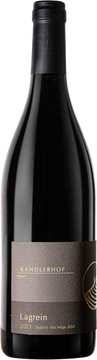 Unser Lagrein ist ein frisch fruchtiger Rotwein, mit dezenter Fülle. Auf dem windigen Hügel, mit den sandigen Böden, erhalten wir immer eine tolle Säurestruktur. Diese verleiht dem Wein einen knackigen, frischen Charakter.