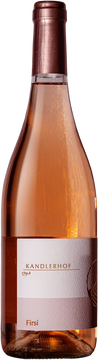 FIRSI- Für Sie. Ein Rosé gemacht für Sie. Aber natürlich nicht nur. Auch Er trinkt gerne unseren Rosé. Der Vernatsch Rosé wird, etwas früher geerntet und klassisch im Stahlfass ausgebaut. Perfekt für den Sommer.