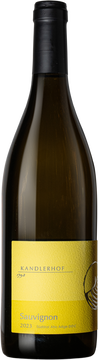 Der Sauvignon gedeiht auf dem Südhang über St. Magdalena bei Bozen. Durch die Pergolaerziehung können wir die Truben im Schatten lassen, so haben wir auch in warmen Sommer, genügend Säure vorhanden.
30% werden spontan im Barriquefass vergoren und gelagert. Dies verleiht dem Wein eine gewisse Würzigkeit, was dein Wein nicht zu laut macht.