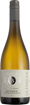 Die Trauben des Sauvignon Blancs stammen von Weinbergen rund um Mettenheim. Um die besondere Aromatik der Sauvignon Blanc Trauben zu erhalten, werden diese einer zwölfstündigen Mazerationszeit unterzogen, danach gepresst und anschließend in Edelstahltanks unter Ausschluss von Sauerstoff kühl vergoren. Das Ergebnis: Eine betörend fruchtige Nase, die an Aromen von exotischem Obst und frisch gemähtem Gras erinnert. Am Gaumen besonders saftig mit Noten von Stachelbeere, Maracuja und der Frische von Zitrusfrüchten. Die Säure ist perfekt eingebunden.

Dieser Wein passt besonders gut zur mediterranen Küche.