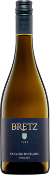 Eine sehr alte aus Frankreich stammende weiße Rebsorte, die auch bei uns in Rheinhessen einen idealen Standort findet. Sie ist aus einer natürlichen Kreuzung von Traminer mit einem unbekannten Partner entstanden. Wir pflanzten diese Rebe als einer der ersten in Deutschland, bereits seit ca. 12 Jahren. Nach der Ernte schichteten wir die Trauben mit Trockeneis, um diese kühl zu halten. Denn nur so können sich die besonderen Aromen optimal lösen und entfalten. Dieser edle Weißwein überrascht mit sehr ausgeprägten Fruchtaromen von schwarzer Johannisbeere, Stachelbeere und Rhabarber. 
Dieser frische Wein mit unnachahmlicher Frucht passt hervorragend zur leichten bzw. feinen deutschen und italienischen Küche. Probieren Sie ihn zu Fisch, gebratenem oder gegrilltem Geflügel oder Gemüsegerichten und …. genießen Sie!