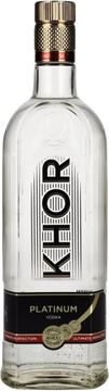 Entdecken Sie den Khortytsa Platinum Vodka mit 40% Vol. in der großzügigen 0,7L Flasche, der das Erbe und die Perfektion der ukrainischen Vodka-Herstellung repräsentiert. Khortytsa Platinum ist ein Paradebeispiel für höchste Reinheit und Geschmeidigkeit, inspiriert von der natürlichen Schönheit und den kristallklaren Gewässern der Insel Khortytsa, die ihm seinen Namen gibt.

Dieser außergewöhnliche Vodka wird aus feinstem Getreide destilliert und mit dem reinen Wasser der Khortytsa-Quellen gemischt. Die spezielle Filtration durch Silber- und Platinfilter ist das Geheimnis hinter der unvergleichlichen Klarheit und Weichheit von Khortytsa Platinum, die ihn von anderen Vodkas abhebt. Mit einem Alkoholgehalt von 40% schafft es Khortytsa Platinum, eine perfekte Balance zwischen intensivem Charakter und sanftem Genuss zu bieten.

Sein Geschmacksprofil ist rein und ausgewogen mit einem Hauch von weichen, subtilen Aromen, die den Gaumen verwöhnen. Dies macht Khortytsa Platinum ideal für den puren Genuss oder als exqu