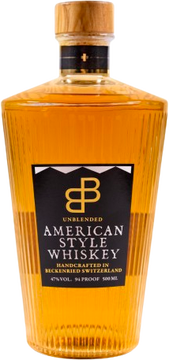 BB ist unser „Small Batch American Style Whiskey“, hergestellt nach eigener Rezeptur aus bestem Schweizer Mais und Roggen, perfekt gereift in neuen Fässern aus getoasteter amerikanischer Weisseiche.