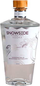 Entdecken Sie den exzellenten SNOWSIDE Vodka - ein Destillat von unübertroffener Reinheit und Qualität. Hergestellt aus feinster Schweizer Gerste und mehrfach sorgfältig destilliert, bietet dieser Vodka ein Geschmackserlebnis, das die Sinne verzaubert.