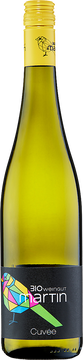 Stell dir einen Wein vor, der dich gleichzeitig überrascht und erfreut – eine wunderbare Verbindung von Müller-Thurgau und Cabernet Blanc. Dieser Wein ist wie ein plötzlicher Hauch von frischer Minze in einer Frühlingsbrise, gepaart mit einer leichten Würze, die sich heimlich anschleicht und erst im Abgang ihre Präsenz offenbart.