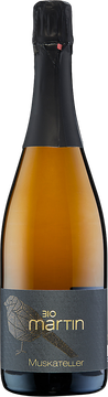 Unser Muskateller Sekt Brut duftet wie ein romantischer Spaziergang durch einen Rosengarten, gepaart mit einem frechen Spritzer Holunderblüte. Am Gaumen ist er spritzig mit einem aromatischen Kick.