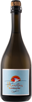 Oaks & Ames Gold Rum karbonisiert mit Tonic, natürlichem Orangenaroma. prägen diesen "ready to drink" Aperitif. Natürliche prickelnde Frische trifft auf feine Süßweinnoten aus der Sauternes Fassreifung des Rums.