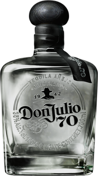 Don Julio 70 Cristalino ist der weltweit erste Cristalino Añejo Tequila, der von unserem Gründer Don Julio González anlässlich seines 70-jährigen Jubiläums der Tequila-Herstellung entwickelt wurde. Dieses wahrhaft einzigartige Produkt ist eine Hommage an das Bestreben unseres verstorbenen Gründers, die Tequila-Kategorie zu revolutionieren, indem er Mexikos ersten Luxus-Craft-Tequila herstellte. Don Julio 70 Crystal Añejo verkörpert die reichhaltige Komplexität eines traditionellen Añejo in einer Flüssigkeit, die zweimal destilliert und 18 Monate lang in amerikanischen Weißeichenfässern zur Perfektion gereift ist. Anschließend wurde er sorgfältig mit Holzkohle gefiltert, um den frischen Agavengeschmack des Blanco-Tequilas wiederherzustellen.