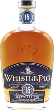 WhistlePig 15 Year Straight Rye ist einer der ältesten Whiskeys des Hauses und einer der Ersten, der sein Finish in Fässern von Farm-eigener Vermont Eiche erhält.
Das dreijährige Vermont-eichen Finish gibt dem Whiskey die nötige Zeit, um seine Aromen bis weit in die Tiefe auszuprägen. Mit 92 Proof (46% Alkoholgehalt) ist dieser Whiskey ausdrucksvoll und weiser als seine alten Jahre.