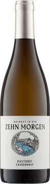 Am Gaumen wirkt der Chardonnay aus der Pastorei voluminös und mundfüllend, gleichzeitig frisch und druckvoll mit einer klaren, präzisen Säurestruktur, die den Wein auch bis ins lange Finale begleitet. Im Mund zeigt sich eine saftige Frucht von Streuobst und Zitrusfrüchten, aber auch etwas Sternfrucht und Ananas sowie blonder Tabak und Stein.

Das verwendete Holz rahmt die Frucht ein, ist präsent, spielt sich aber nie in den Vordergrund. Da findet man neben der Frucht vor allem eine lebendige Mineralität und eine mundwässernde Salzigkeit.