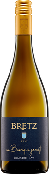 Geschmacklich mit dem Weißburgunder verwandt, zeigt dieser Wein dezente Säure sowie ein leicht erkennbares Aroma, das an Melonen erinnert. Es handelt sich um den ersten und einzigen Weißwein, dem wir im Barriquefass Zeit zum Reifen ließen. Dadurch besticht er durch eine leichte Tanninnote.